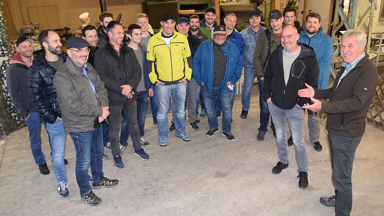 Die Schallfelder Feuerwehrgruppe beim Museumsbesuch in Stammheim mit dem Besitzer Günter Weißenseel (rechts) im im Bild.