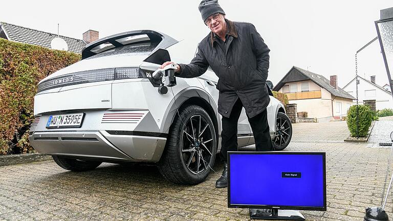 Hartmut Böhnke aus Greußenheim legt Wert auf Nachhaltigkeit. Er hat sein Haus komplett energetisch saniert und sich nun ein Elektroauto gekauft, mit dem er auch technische Geräte betreiben kann.