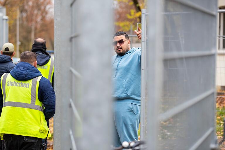 Ein jeder Ecke steht ein Wachmann vom Sicherheitsdienst. Ein jeder Ecke steht ein Wachmann vom Sicherheitsdienst.