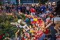 Im September verlor der 28-jährige Alex R. sein Leben bei einem Messerangriff. Zahlreiche Menschen nahmen auch Tage später noch Abschied.