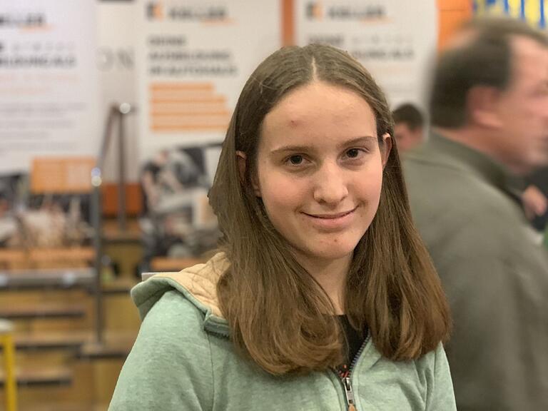 Lina Rosel hat auf der Messe den Betrieb Autohaus Keller kennengelernt – das ist neben Erzieherin jetzt eine weitere Option.