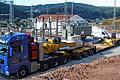 Ein Schwertransporter brachte die zwei Transformatoren für das neue Umspannwerk in Gambach. Die neuen Trafos sind 6,79 Meter lang, 3,15 Meter breit und 4,43 Meter hoch.