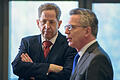 Herbstkonferenz der Innenminister und Innensenatoren       -  Hans-Georg Maaßen, Chef des Bundesamts für Verfassungsschutz unterhält sich am bei der Herbstkonferenz der Innenminister und Innensenatoren in Saarbrücken mit Bundesinnenminister Thomas de Maizière (CDU). In den Reihen des Bundesamts für Verfassungsschutz (BfV) ist ein mutmaßlichen Islamist enttarnt worden. Laut Maaßen habe sich der Mann völlig unauffällig verhalten.