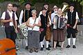 Fränkisches Sänger- und Musikantentreffen: Die Fränkischen Straßenmusikanten und die Bad Windsheimer Sänger- und Spielleut (mit schwarzen Hüten) gestalteten das 21. Fränkische Sänger- und Musikantentreffen auf Schloss Schwanberg.