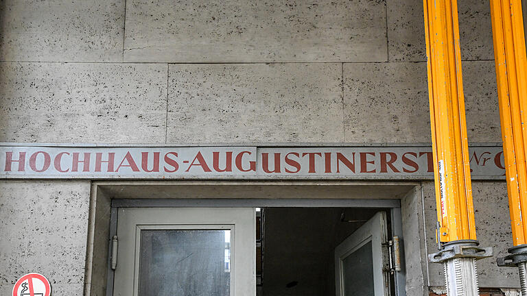 Das sogenannte Ämterhochhaus in der Augustinerstraße 9 in der Würzburger Innenstadt ist seit Jahren baufällig. Bis zur endgültigen Klärung der Bebauung wird es notdürftig instand gehalten.