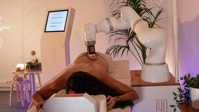 Der Massage-Roboter bei seiner wohltuenden Arbeit.       -  Der Massage-Roboter bei seiner wohltuenden Arbeit.