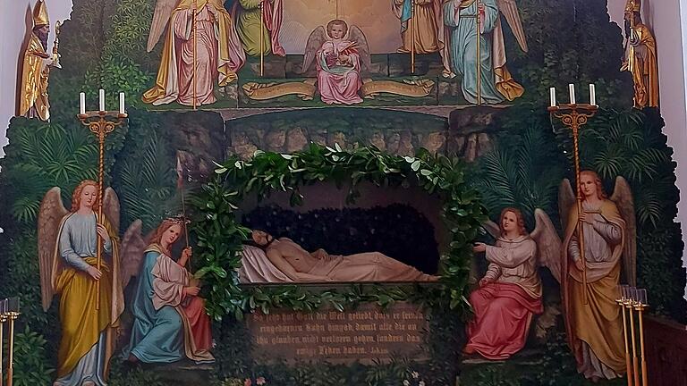 Das Heilige Grab von Geldersheim wurde von Georg Huppmann und seinen Helfern aufgestellt und ist derzeit in der Kirche zu sehen.