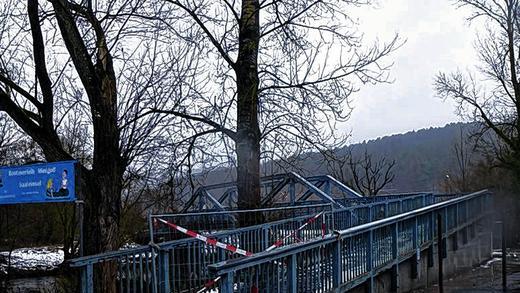Vier Brücken im Visier: Nach der aktuellen Finanzplanung der Stadt Gemünden stehen zur Sanierung bzw. als Neubau an: die Mainbrücke 2014 bis 2016, die Saalebrücke an der Mühltorstraße frühestens ab 2017, die alte Sinnbrücke am Tennisgelände 2015 und die seit März 2010 gesperrte Brücke am Freibad (Bild) in diesem Jahr. Vier Brücken im Visier: Nach der aktuellen Finanzplanung der Stadt Gemünden stehen zur Sanierung bzw. als Neubau an: die Mainbrücke 2014 bis 2016, die Saalebrücke an der Mühltorstraße frühestens ab 2017, die alte Sinnbrücke am Tennisgelände 2015 und die seit März 2010 gesperrte Brücke am Freibad (Bild) in diesem Jahr.