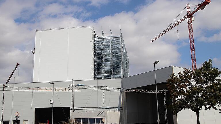 Baufortschritt am Hochregallager von Kunert in Bad Neustadt Jetzt kommt die Fassade dran.