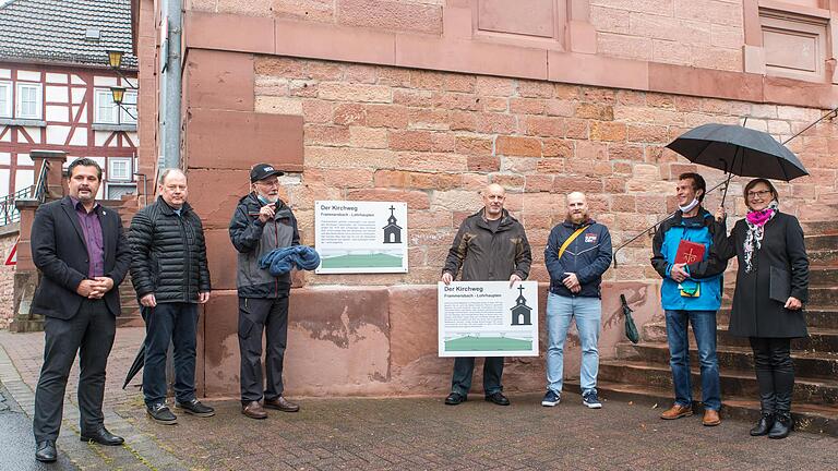 Gruppenbild zum Start:&nbsp; Die Bürgermeister Christian Holzemer (von links) und Frank Soer, Dieter Anderlohr von den Heimat- und Wanderfreunden, Historiker Paul Reinert, Jürgen Neuwirth (Heimat- und Wanderfreunde), Pfarrer Michael Schmitt und Pastorin Jutta Ehlers.