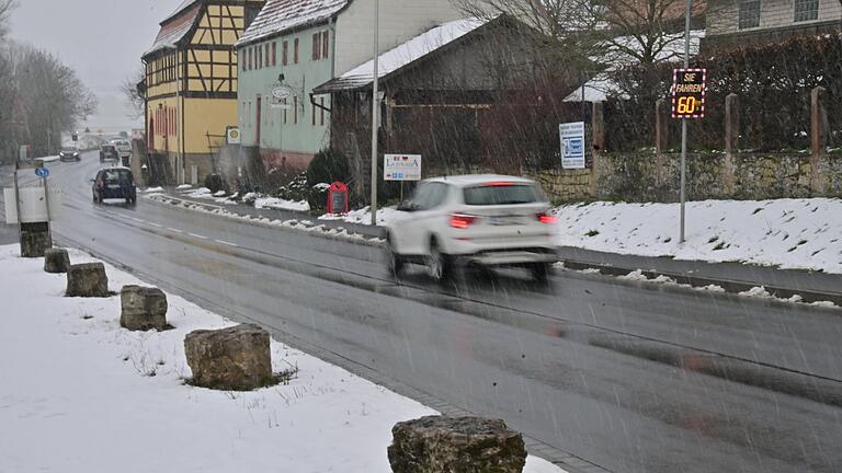 Bei Schneefall können die Abflüsse an der Staatsstraße durch Roßbrunn leicht verstopfen und es bilden sich große Pfützen, die von Fußgängern nicht überquert werden können.