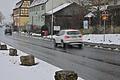 Bei Schneefall können die Abflüsse an der Staatsstraße durch Roßbrunn leicht verstopfen und es bilden sich große Pfützen, die von Fußgängern nicht überquert werden können.