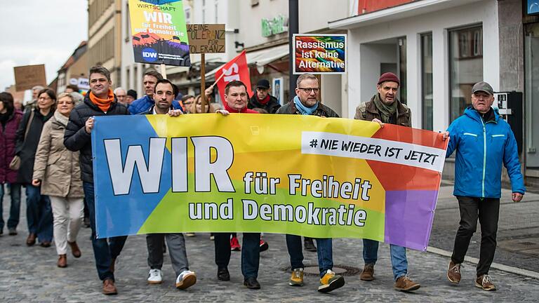 Mehrere Tausend Menschen sind für Demokratie durch die Innenstadt von Bad Neustadt gezogen. Niemand von ihnen muss an dem Bericht von Correctiv über das Treffen verfassungsfeindlicher Aktivisten zweifeln.