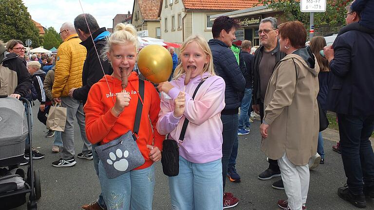 Elisabeth (links) und Lena ließen sich inmitten des Trubels ihre Schokobananen schmecken