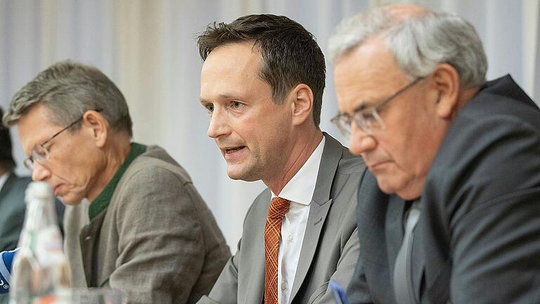 Enttäuscht von den Erlöserschwestern: (v.li.) Schweinfurts OB Sebastian Remelé, Landrat&nbsp; Florian Töpper und Bezirkstagspräsident Stefan Funk an diesem Donnerstag.