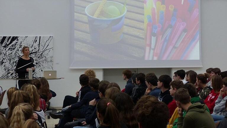 Nadine Schubert bei ihrem Vortrag an der Christian-von-Bomhard-Schule.