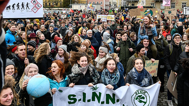 Fridays for future: Vierter globaler Klimastreik:
Am 29. November gingen Fridays for Future wieder in Würzburg auf die Straßen.