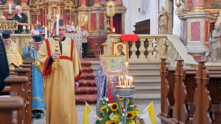 Beim Weihrauchritus während der byzantinisch-katholischen Marienvesper in der Wallfahrtskirche Fährbrück zum ostkirchlichen Fest „Entschlafung der Gottesmutter“.