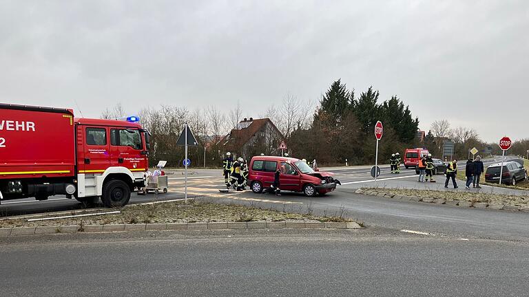 Die Kreuzung an der Eichfelder Straße bei Volkach bleibt ein Unfallschwerpunkt. Am Freitagmittag stießen zwei Autos zusammen. Zwei Menschen wurden verletzt ins Krankenhaus gebracht. Die Kreuzung an der Eichfelder Straße bei Volkach bleibt ein Unfallschwerpunkt. Am Freitagmittag stießen zwei Autos zusammen. Zwei Menschen wurden verletzt ins Krankenhaus gebracht.