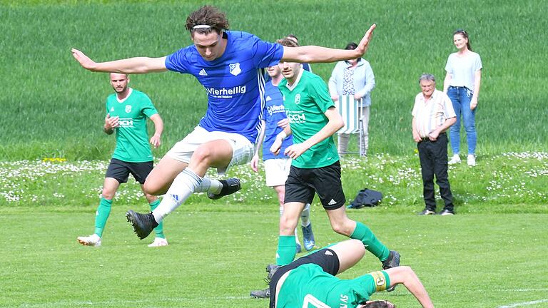 SV Machtilshausen - FC Westheim       -  Die Hürde Machtilshausen und auch Gegenspieler Valentin Saum übersprungen hat Silas Förster mit dem FC Westheim.