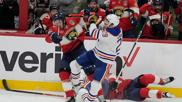 Florida Panthers - Edmonton Oilers.jpeg       -  Vladimir Tarasenko (links), rechter Flügel der Florida Panthers, und Leon Draisaitl (29), Center der Edmonton Oilers, stoßen im fünften Finalspiel aufeinander.