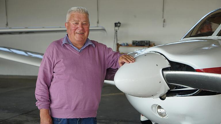 Karlheinz Heinzmann an der Piper Archer II des Flugsport-Clubs Würzburg kurz nach einer Landung am Flugplatz Schenkenturm im Jahr 2016. Foto: Elmar Tell