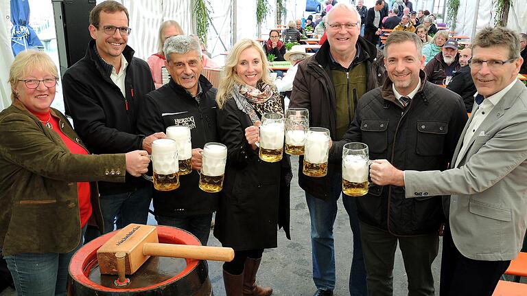 Auf ein schönes Fest zum 20-jährigen Bestehen stießen nach dem Anzapfen mit dem Vertreter der Arnsteiner Brauerei, Dieter Beutel (Dritter von links), Obersinns Bürgermeisterin Lioba Zieres, ihr Kollege Carsten Ulrich aus Sinntal, Staatssekretärin Anna Stolz, Kreisrat Gerhard Kraft, MdL Thorsten Schwab und Landrat Thomas Schiebel im Festzelt an.