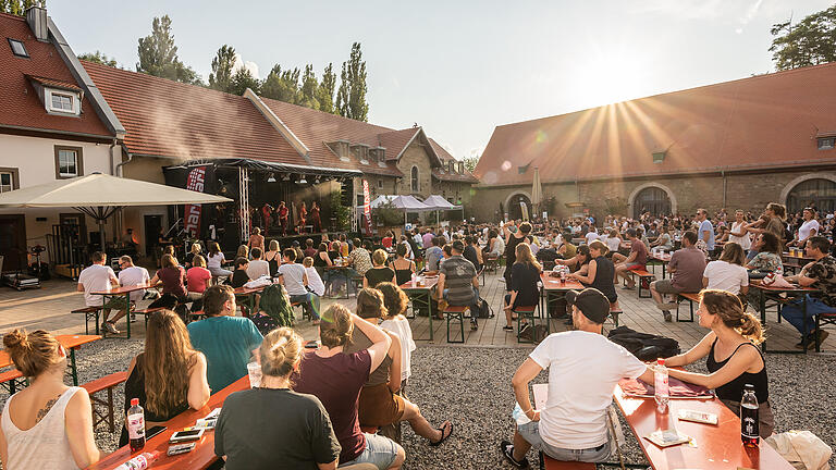 Ausverkaufter Abend beim Biergarten meets Kabarett &amp; Musik mit 'Moop Mama': Die zehnköpfige Brassband aus München machten mit ihrem 'Urban Brass' Stimmung.