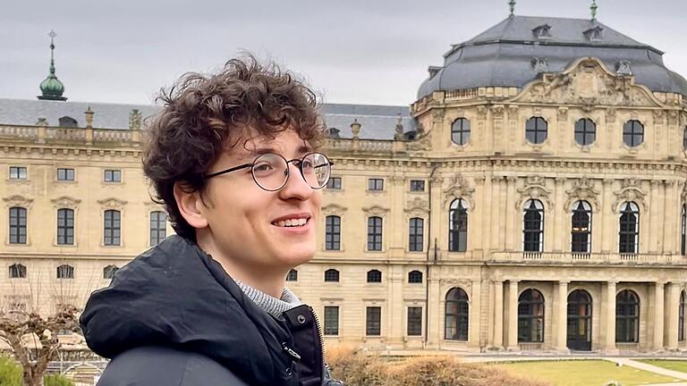 Im Hofgarten der Residenz: Pianist Evgeni Petrichev ist gebürtiger Würzburger mit russischen Wurzeln.