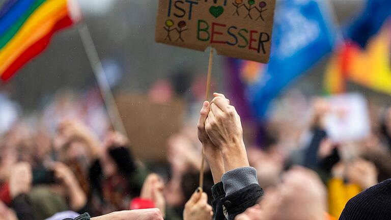 Gegen rechts - Berlin.jpeg       -  Hand in Hand - für Demokratie und gegen Rechtsextremismus.