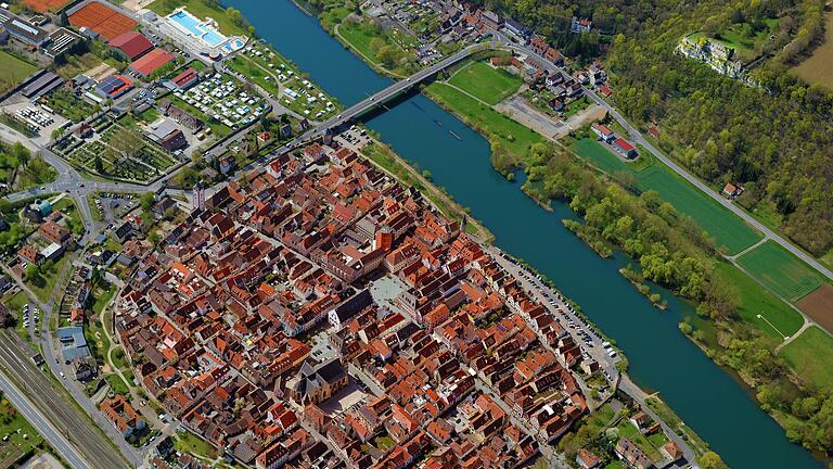 Gegenüber der Karlstadter Altstadt soll es ein Vorranggebiet für Sand- und Kiesabbau geben.