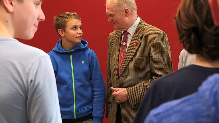 Rentner Ullrich Hacker bedankt sich bei Levi Fiedler (links) und seinen Mitschülern der David-Schuster-Realschule für eine interessante Diskussion über höfliches Verhalten. Foto: Lena Köster