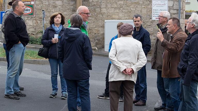 SPD-Fraktionssprecher Bert Eitschberger und SPD-Ortsvorsitzende Ingrid Stryjski im Gespräch mit Kleinochsenfurter Bürgern.