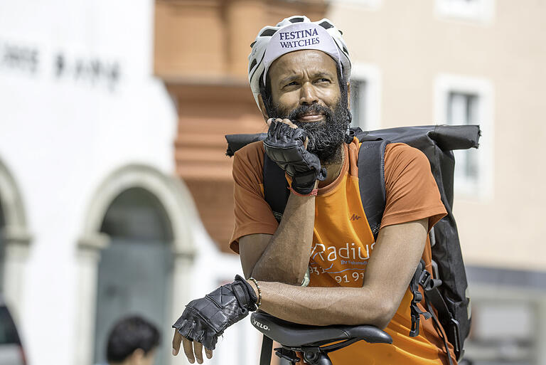 Chaminda Perera&nbsp;praktiziert unter anderem täglich zwei Stunden Yoga und meditiert jeden Morgen.