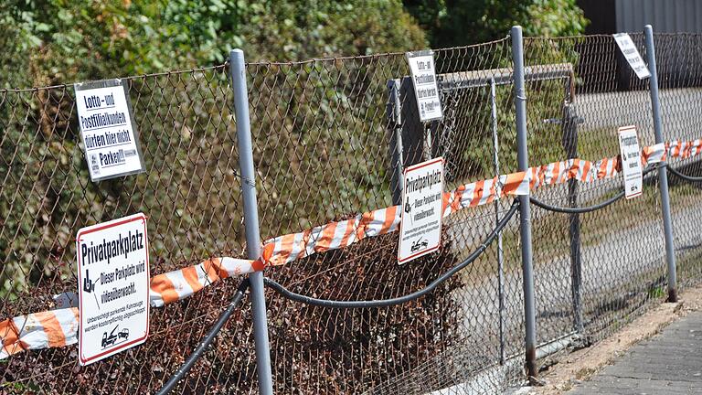 Vor der Postfiliale in der Karbacher Straße 16 steht ein Teil der Parkplätze nicht mehr für Postkunden zur Verfügung. Der Mieter der Parkplätze bittet Falschparker mit 140 Euro zur Kasse.