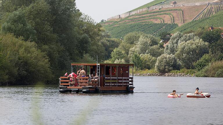 Partyboote, Paddler und Badende – der Main ist beliebt, birgt aber Gefahren (Symbolbild).