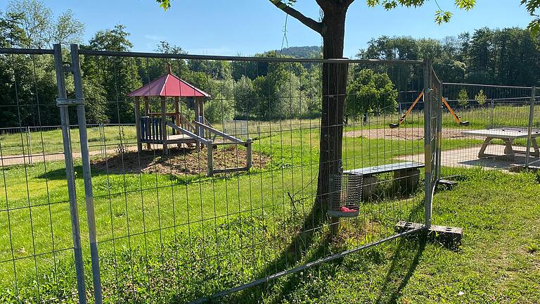 Die Spielgeräte für größere Kinder am Spielplatz Stauffenbergring in Marktheidenfeld sind umzäunt und teilweise defekt.