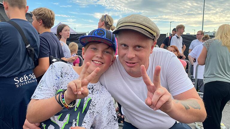 Für Jason Freibott (links) ist der Auftritt von Mark Forster in Bad Neustadt sein allererstes Konzert. Er ist mit seinem Vater Michael Freibott auf den Festplatz gekommen.