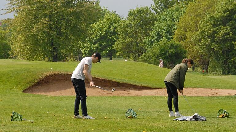 Zwei Golfer üben auf dem Mainsondheimer Golfplatz. So grün war die Anlage nicht immer, vor allem nicht im Hitzesommer 2022.