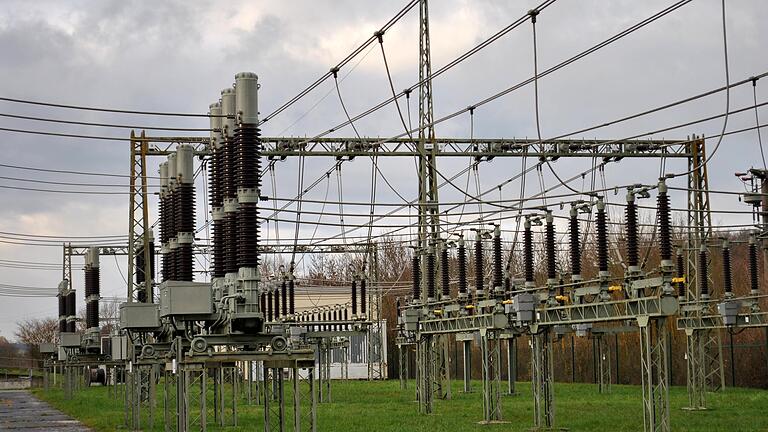 In Bastheim und anderen Orten in Rhön-Grabfeld fiel in den vergangenen Tagen der Strom aus (Symbolbild). Die Netzbetreiber Überlandwerk Rhön und Bayernwerke AG konnten die Fehler schnell beheben. In Bastheim und anderen Orten in Rhön-Grabfeld fiel in den vergangenen Tagen der Strom aus (Symbolbild). Die Netzbetreiber Überlandwerk Rhön und Bayernwerke AG konnten die Fehler schnell beheben.