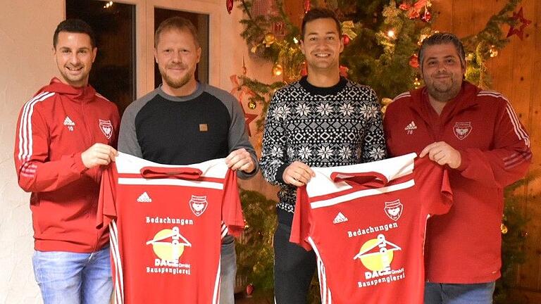 Matthias Frank (Zweiter von links) wird zur neuen Saison Trainer der DJK Altbessingen in der Fußball-Bezirksliga Ost. Bei der Vertragsunterzeichnung waren Sportvorstand Julian Weidner (links) sowie der spielende Co-Trainer Michael Winkler (Zweiter von rechts) und Julian Full mit dabei.