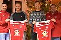 Matthias Frank (Zweiter von links) wird zur neuen Saison Trainer der DJK Altbessingen in der Fußball-Bezirksliga Ost. Bei der Vertragsunterzeichnung waren Sportvorstand Julian Weidner (links) sowie der spielende Co-Trainer Michael Winkler (Zweiter von rechts) und Julian Full mit dabei.
