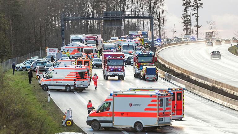 Die A3 zwischen Wertheim und Helmstadt (Lkr. Würzburg) war nach einem Autounfall bis in die Nacht gesperrt.