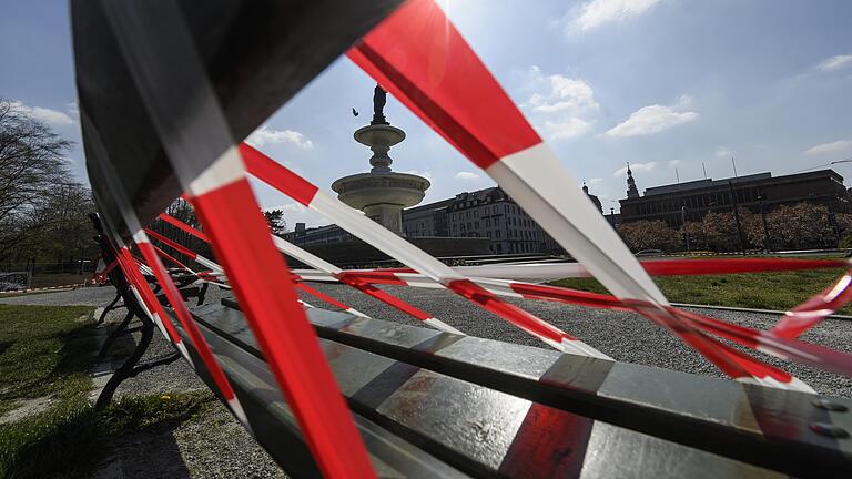 Blick auf den Platz vor dem Würzburger Hauptbahnhof am vergangenen Samstag. Die Bänke sind mit Absperrbändern blockiert, denn Sitzen und Verweilen sind in Zeiten der Corona-Krise nicht erwünscht.