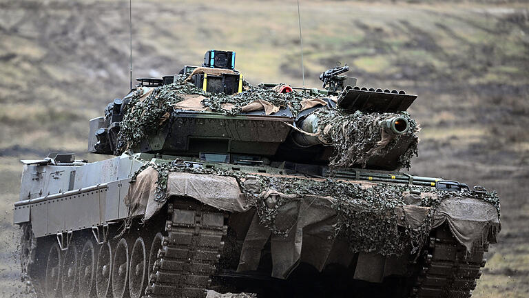 Leopard-2-Kampfpanzer       -  Ein Leopard 2 in Aktion. Der Kampfpanzer ist bei den ukrainischen Streitkräften sehr begehrt. Deutschland hat nun bei der Schweiz den Rückkauf eingemotteter älterer Leopard-Panzer angefragt.