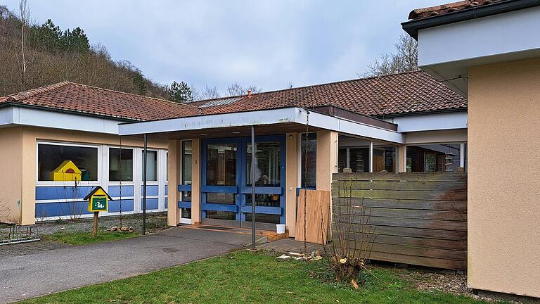 Der Kindergarten Mühlbach ist in die Jahre gekommen und wird modernisiert. Bis Herbst 2026 soll die Maßnahme beendet sein.