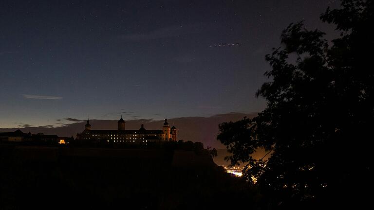 Wenn die Außenbeleuchtung der Festung Marienberg oberhalb der Würzburger Altstadt um 23 Uhr erlischt, sieht man, dass innen das Licht weiter brennt. Da sollte nicht sein. Wenn die Außenbeleuchtung der Festung Marienberg oberhalb der Würzburger Altstadt um 23 Uhr erlischt, sieht man, dass innen das Licht weiter brennt. Da sollte nicht sein.