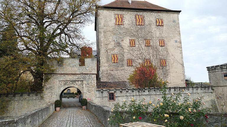 Ein typisches Beispiel für eine trutzige Burg: Der 'Alte Stock' (rechts), das wehrhafte Torhaus, einst mit Zugbrücke und von Zinnen gekrönt. Ein typisches Beispiel für eine trutzige Burg: Der 'Alte Stock' (rechts), das wehrhafte Torhaus, einst mit Zugbrücke und von Zinnen gekrönt.