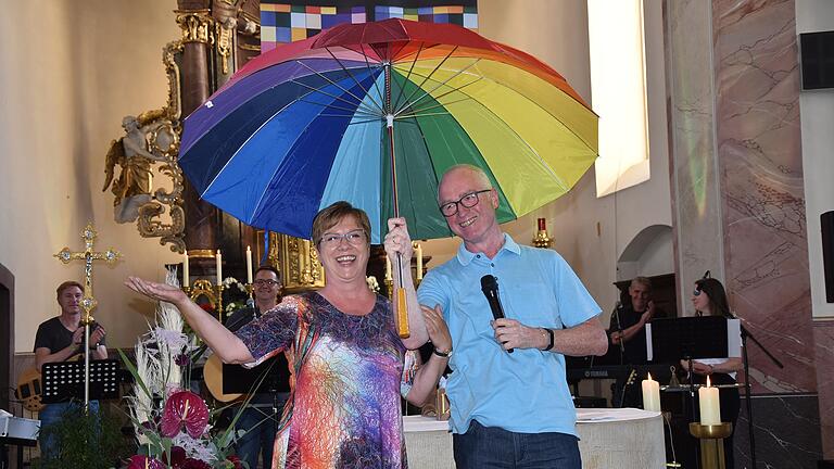 Seit 20 Jahren leitet Johannes Simon (rechst) die Sinnzeit, seit fünf Jahren gemeinsam mit Elfriede Schneider. Passend dazu überreichte Johannes Simon an Elfriede Schneider einen bunten Regenschirm.