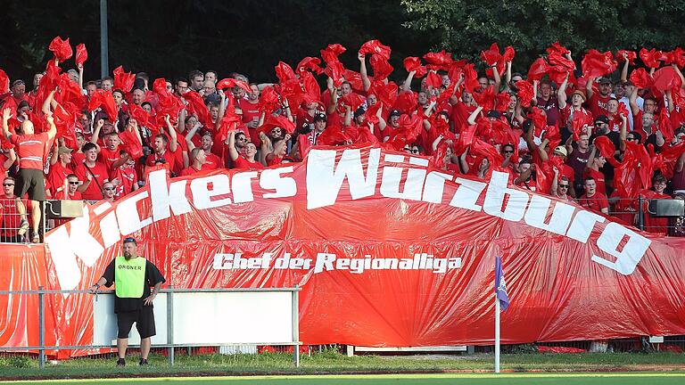 Die Fans der Würzburger Kickers feiern den Sprung ihrer Mannschaft an die Tabellenspitze. Damit die Kickers weiter Tabellenerster bleiben, muss heute ein Heimsieg gegen den SV Wacker Burghausen her.